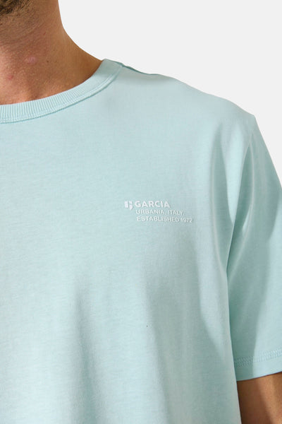 T-shirt vert clair à manches courtes de GARCIA, avec logo imprimé sur la poitrine.

