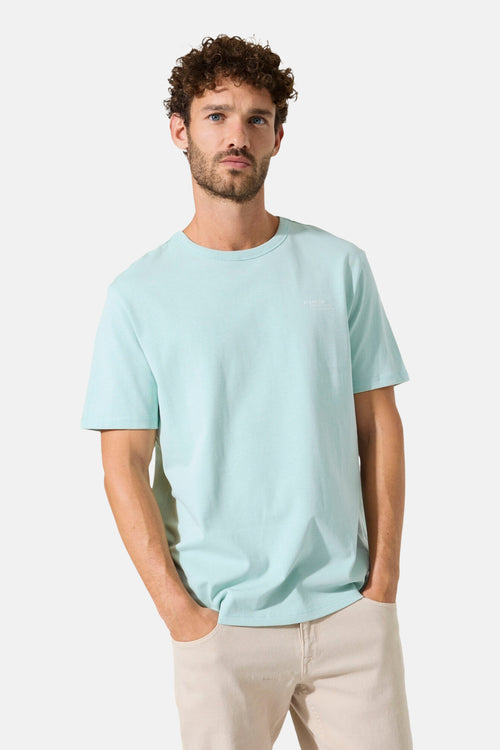 T-shirt vert clair à manches courtes de GARCIA, porté avec un pantalon beige.
