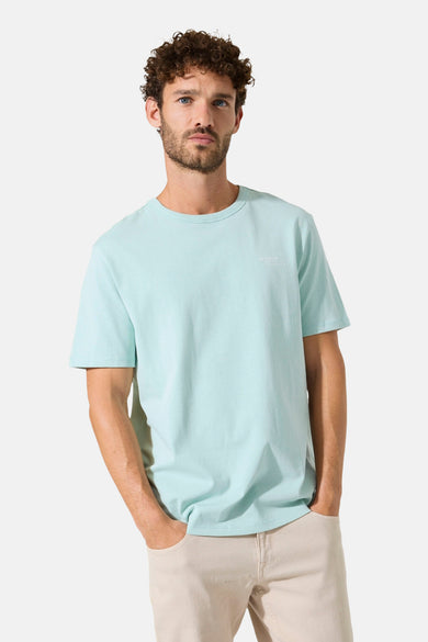 T-shirt vert clair à manches courtes de GARCIA, porté avec un pantalon beige.
