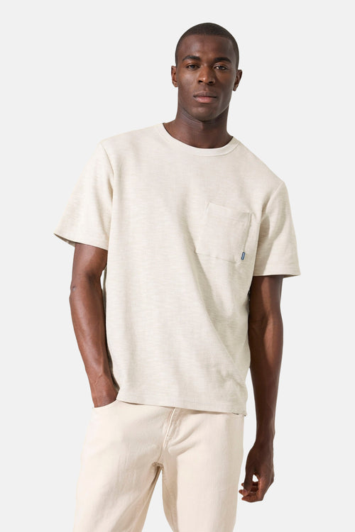 T-shirt écru à manches courtes de GARCIA, avec poche poitrine et logo discret.