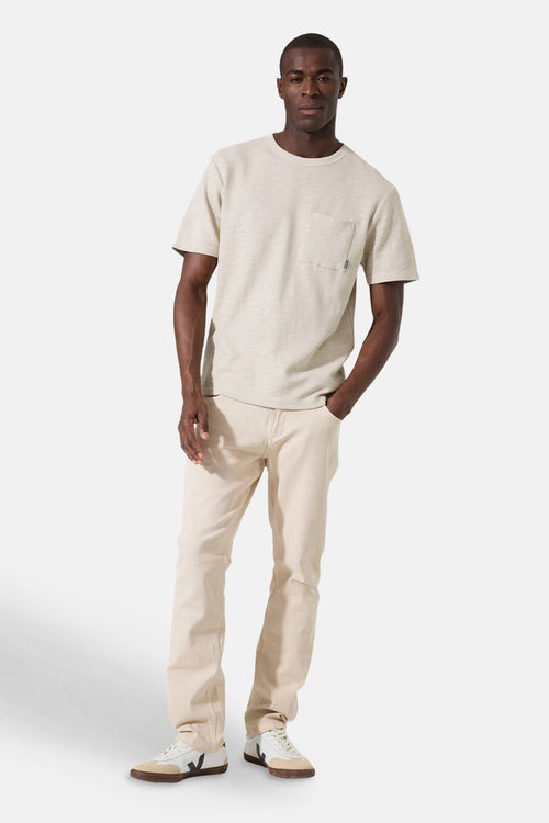T-shirt écru à manches courtes de GARCIA, avec poche poitrine plaquée et pantalon beige assorti.