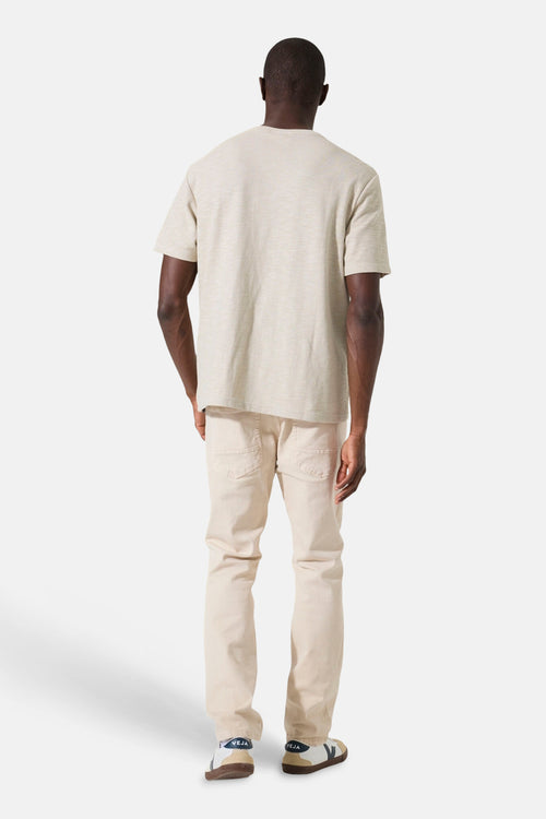 T-shirt écru de GARCIA, porté avec un pantalon clair et des baskets blanches, vue de dos.
