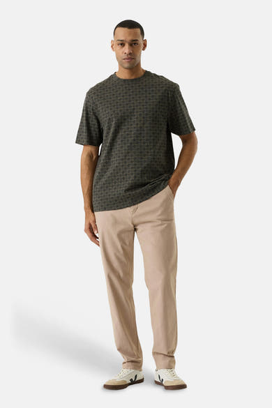 T-shirt à manches courtes vert GARCIA, imprimé avec un motif géométrique sur un mannequin portant un pantalon beige.
