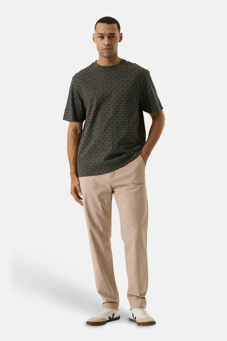 T-shirt à manches courtes vert GARCIA, imprimé avec un motif géométrique sur un mannequin portant un pantalon beige.