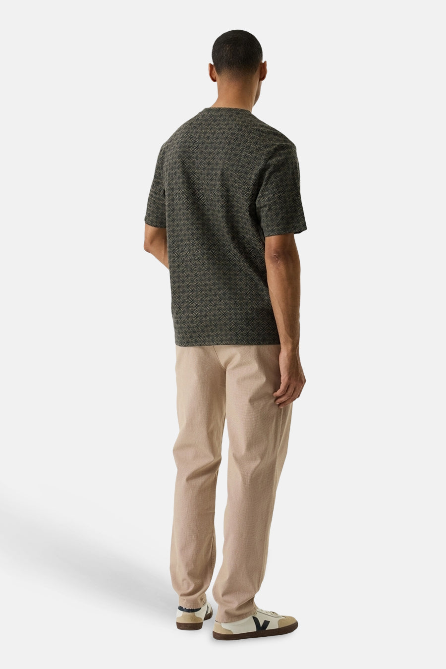 T-shirt vert à manches courtes de GARCIA, motif géométrique sur l'ensemble, porté avec un pantalon beige.
