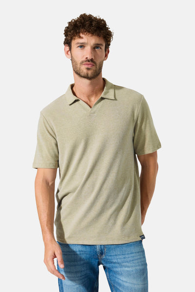 Polo vert en jersey de GARCIA, porté avec un jean bleu.