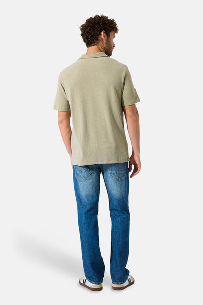 Polo vert de GARCIA, en coton, porté avec un jean bleu et des chaussures décontractées, vue de dos.