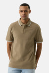 Olijfgroen poloshirt van GARCIA, met korte mouwen en gestreepte details op de kraag en mouwen.