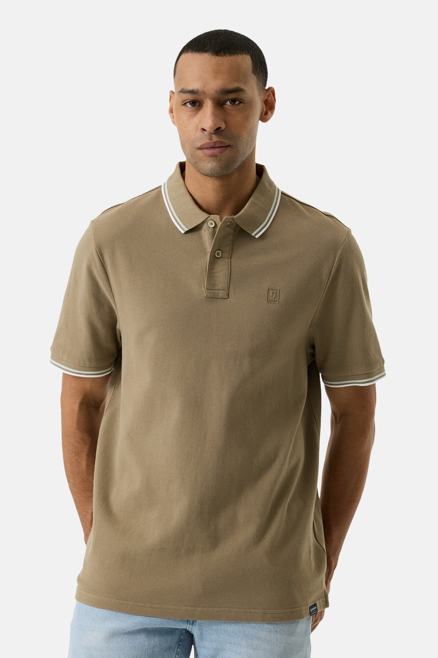Olijfgroen poloshirt van GARCIA, met korte mouwen en gestreepte details op de kraag en mouwen.