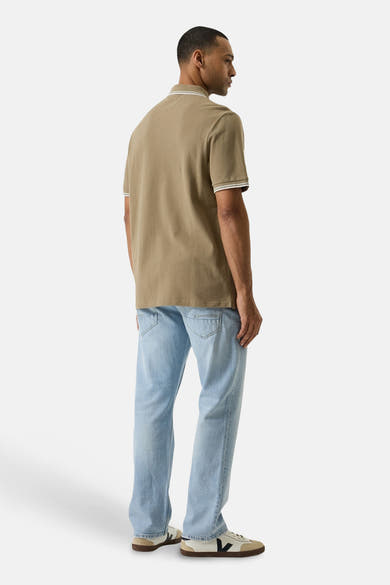 Groen POLO van GARCIA, gedragen met een lichtblauwe jeans en witte sneakers.