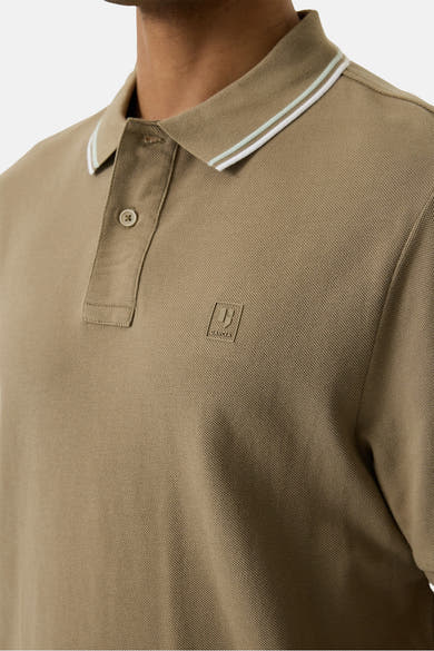 Groen poloshirt van GARCIA, met een gestreepte kraag en discreet logo op de borst.