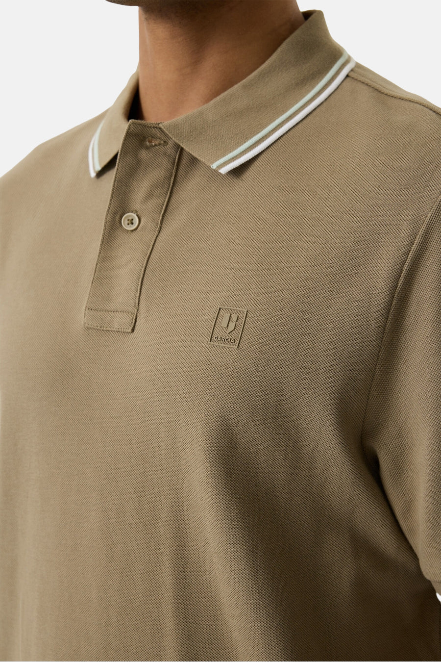 Groen poloshirt van GARCIA, met een gestreepte kraag en discreet logo op de borst.
