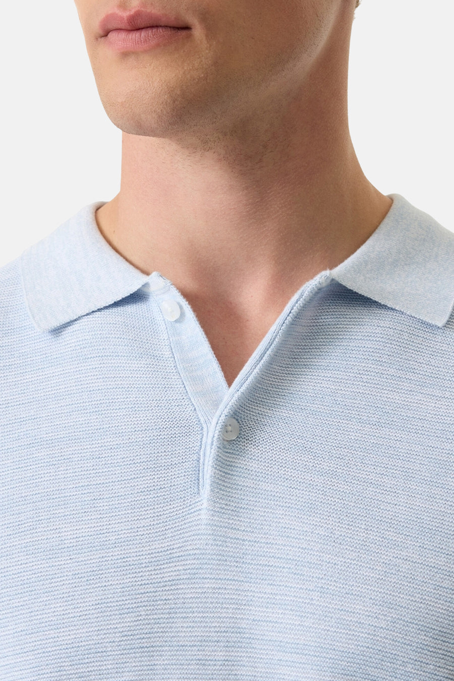 Polo blanc en tricot de GARCIA, avec un col classique et une patte de boutonnage.