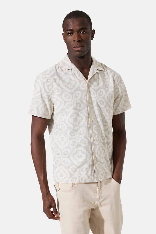 Beige overhemd met korte mouwen van GARCIA, met geometrisch patroon en relaxte pasvorm, gedragen met een zandkleurige broek.