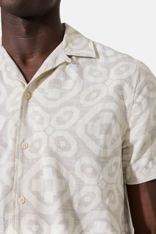 Beige overhemd met korte mouwen van GARCIA, met een toon-op-toon geometrisch patroon en een relaxte pasvorm.