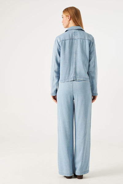 Veste en denim bleu clair de GARCIA, vue de dos, avec pantalon large assorti et chaussures marron.