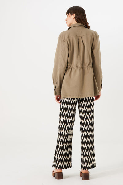 Veste kaki courte par GARCIA, avec cordon de serrage à la taille et portée avec un pantalon à motifs zigzag.