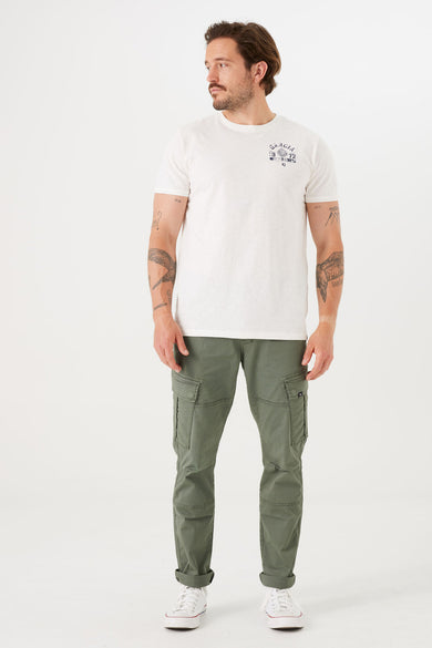 T-shirt blanc de GARCIA, avec un imprimé discret sur la poitrine, porté avec un pantalon cargo vert olive.