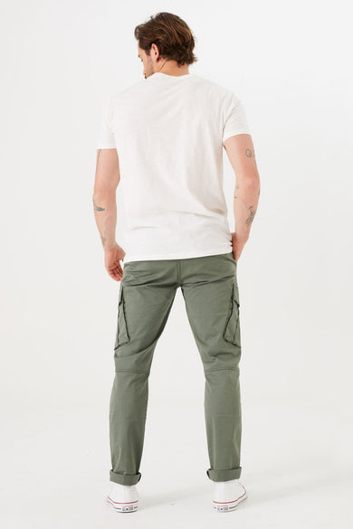 T-shirt blanc à manches courtes de GARCIA, porté avec un pantalon cargo vert olive et des chaussures de sport blanches.