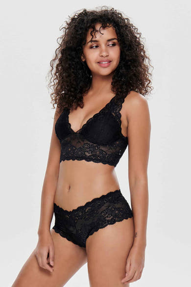 Zwarte kanten beha van ONLY, gedragen met een bijpassend kanten slipje.