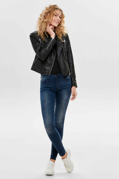 Zwarte imitatielederen jas van ONLY, gedragen met een blauwe jeans en witte sneakers.