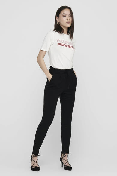 Zwarte joggingbroek van ONLY®, gedragen met een T-shirt met print en veterschoenen met hak.