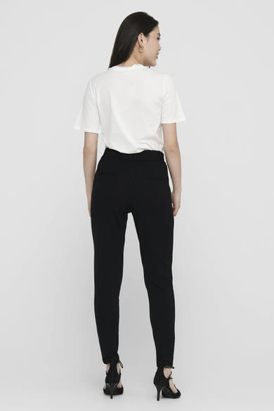 Jogging noir par ONLY, porté avec un t-shirt blanc et des talons aiguilles noirs à lacets.