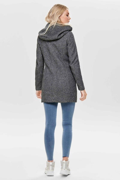 Lange grijs gemêleerd vest van ONLY, gedragen met een blauwe jeans en plateauzolen, van achteren gezien.
