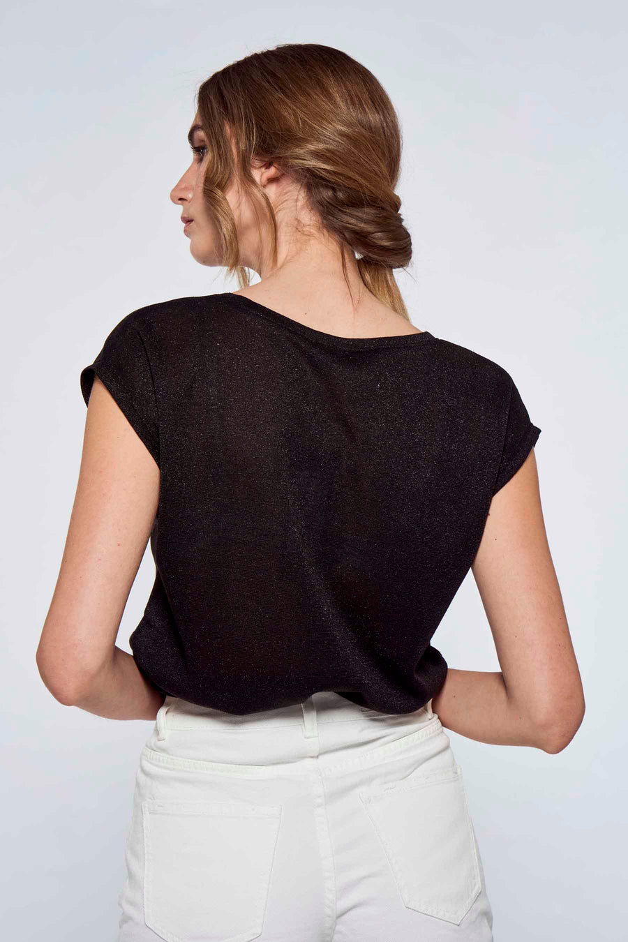 Top noir à manches courtes de ONLY, porté avec un pantalon blanc taille haute.