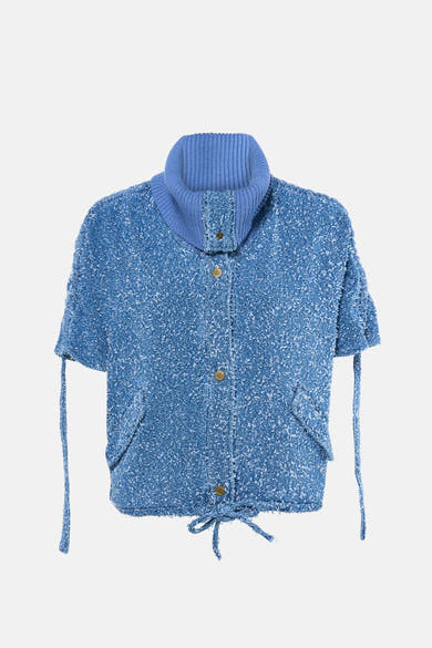 Veste courte bleue en maille tweedée by ADORE, avec col montant, manches courtes et cordon de serrage à la taille.
