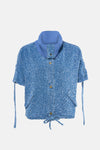 Veste courte bleue en maille tweedée by ADORE, avec col montant, manches courtes et cordon de serrage à la taille.
