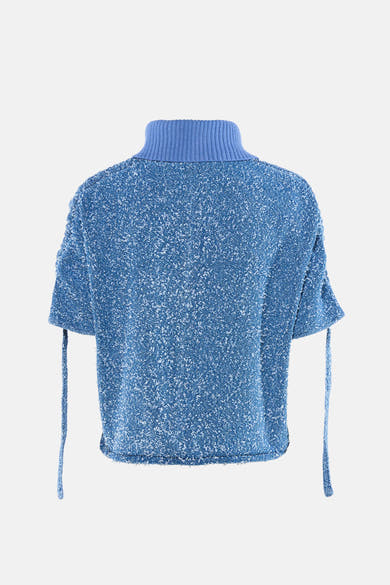 Veste courte bleue en tricot bouclé par ADORE, avec un col roulé et des manches courtes à nouer, vue de dos.
