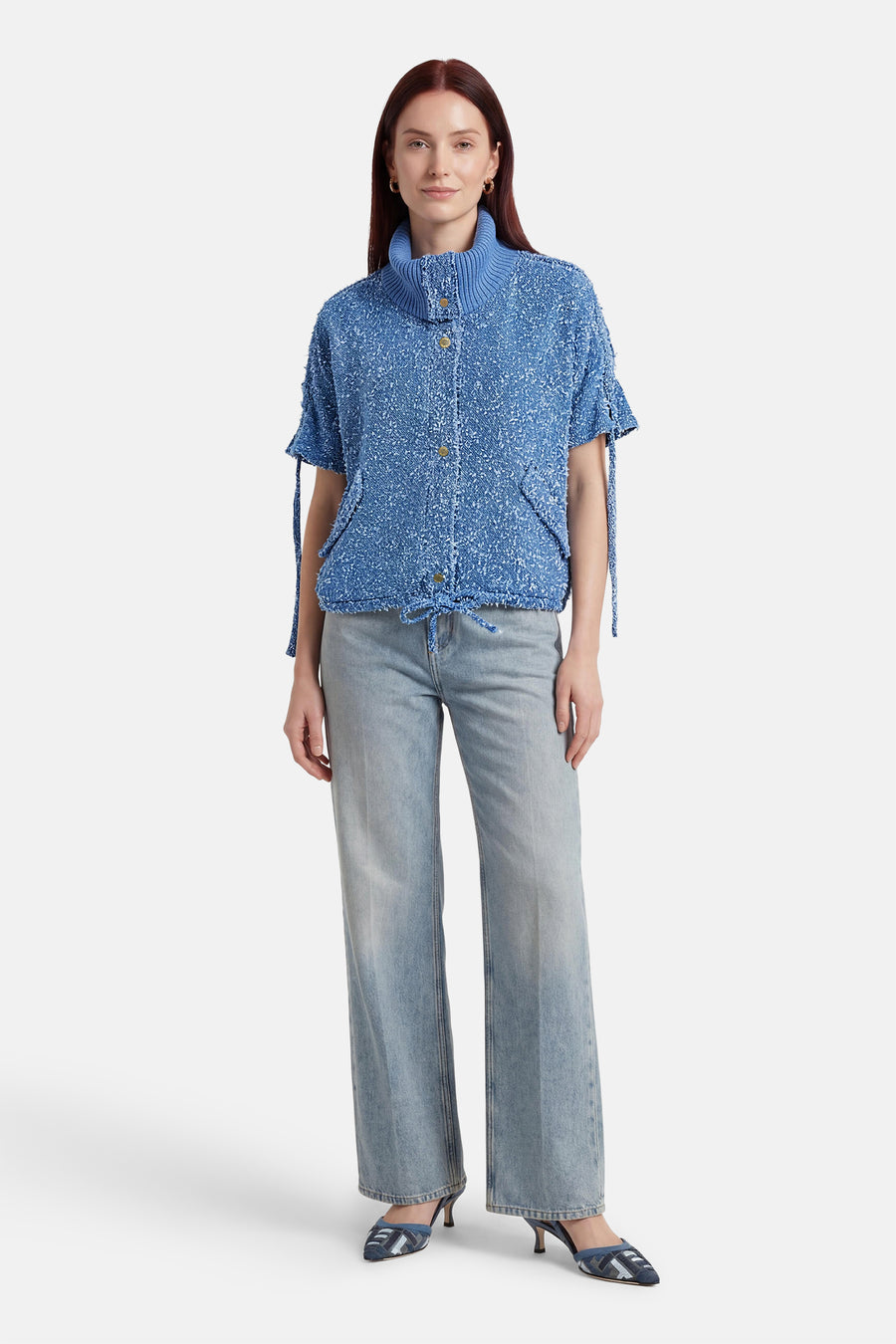 Veste courte bleue de ADORE, avec des détails texturés et des manches courtes à nouer.