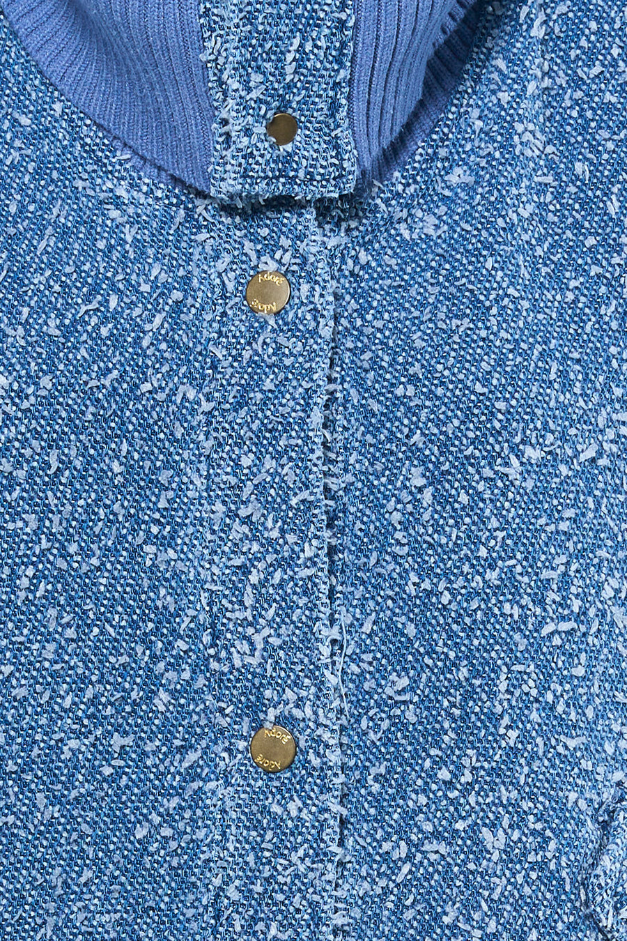 Veste courte bleue en tweed par ADORE, avec boutons dorés et col en tricot côtelé.
