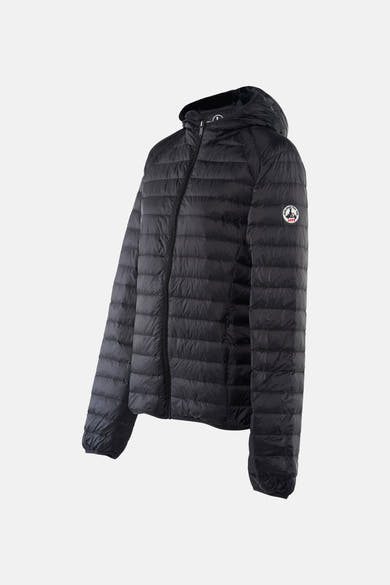 Veste courte noire de JOTT, matelassée avec capuche, fermeture éclair et logo sur la manche.