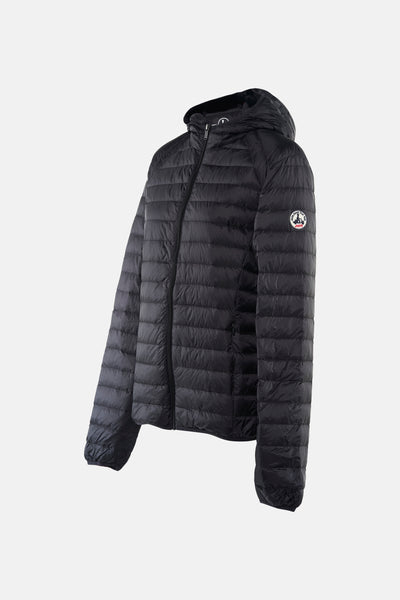 Korte zwarte JOTT jas, gewatteerd met capuchon, ritssluiting en logo op de mouw.