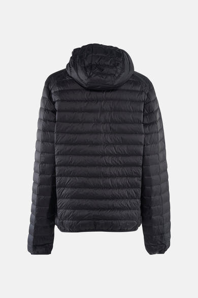 Veste courte noire de JOTT, avec capuche, matelassée avec des lignes horizontales, vue de dos.
