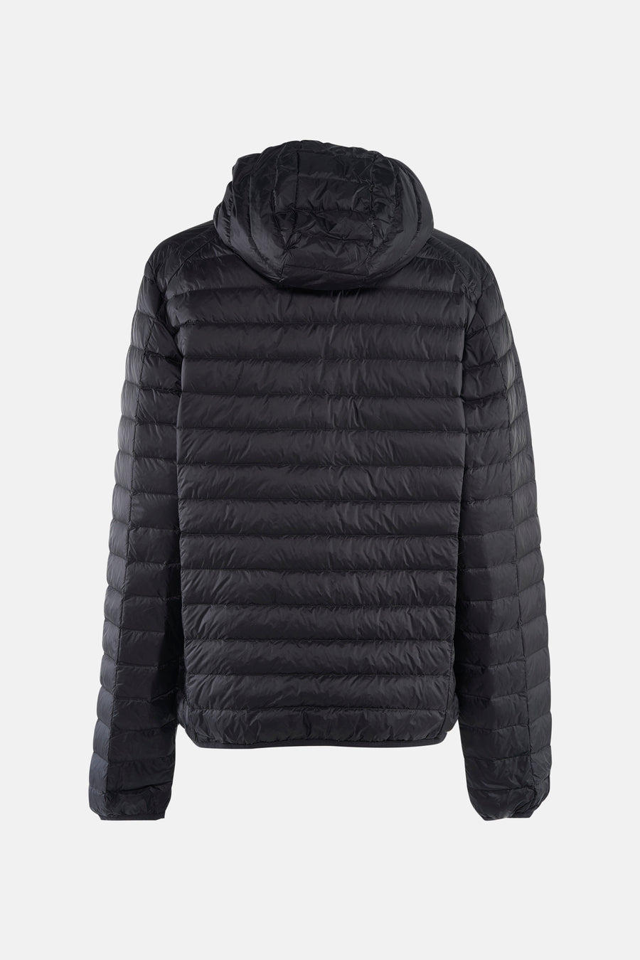 Veste courte noire de JOTT, avec capuche, matelassée avec des lignes horizontales, vue de dos.
