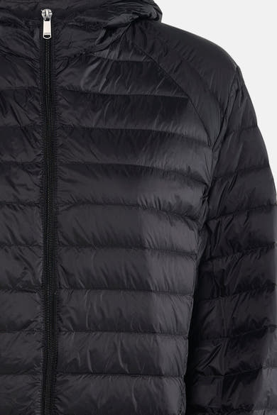 Veste courte noire de JOTT, matelassée avec fermeture éclair et capuche.
