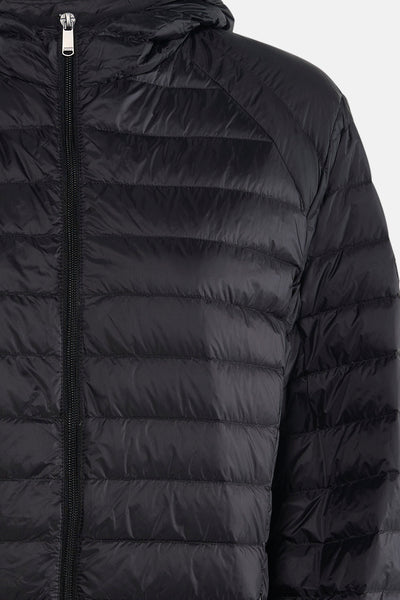 Veste courte noire de JOTT, matelassée avec fermeture éclair et capuche.