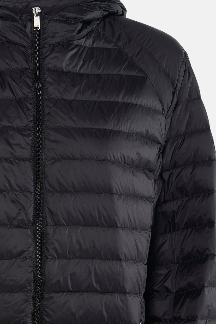 Veste courte noire de JOTT, matelassée avec fermeture éclair et capuche.