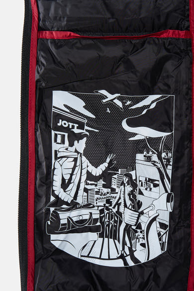 Veste courte noire de JOTT, avec motif imprimé original noir et blanc sur la doublure intérieure.