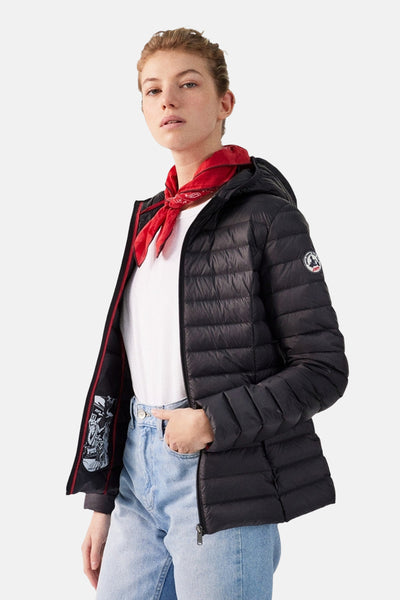 Veste de pluie noire par JOTT avec capuche, doublure rouge visible et un foulard rouge noué autour du cou.
