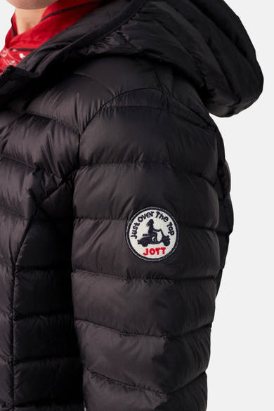 Zwarte regenjas van JOTT, met een rond logo op de linkermouw, vaste capuchon.