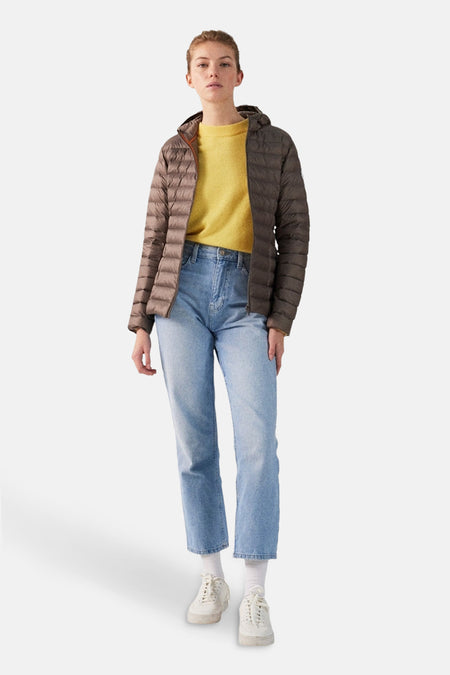 Bruinejas van JOTT in het bruin, gedragen met een gele trui, lichtblauwe jeans en witte sneakers.
