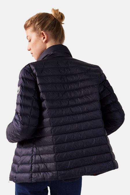 Veste de pluie bleue par JOTT, matelassée avec un col montant, vue de dos.