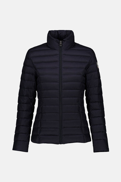Veste de pluie bleue par JOTT, matelassée avec une fermeture éclair centrale et un col montant.