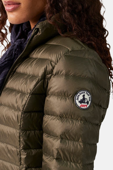 Veste de pluie kaki de JOTT avec motif matelassé et écusson logo sur la manche.