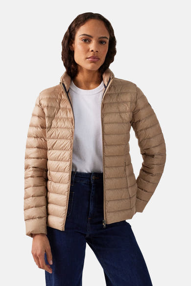 Beige regenjas van JOTT, gewatteerd met een opstaande kraag.