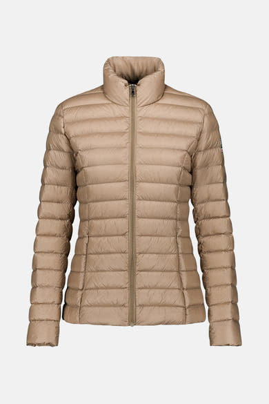 Beige regenjas van JOTT, gewatteerd met ritssluiting en opstaande kraag.